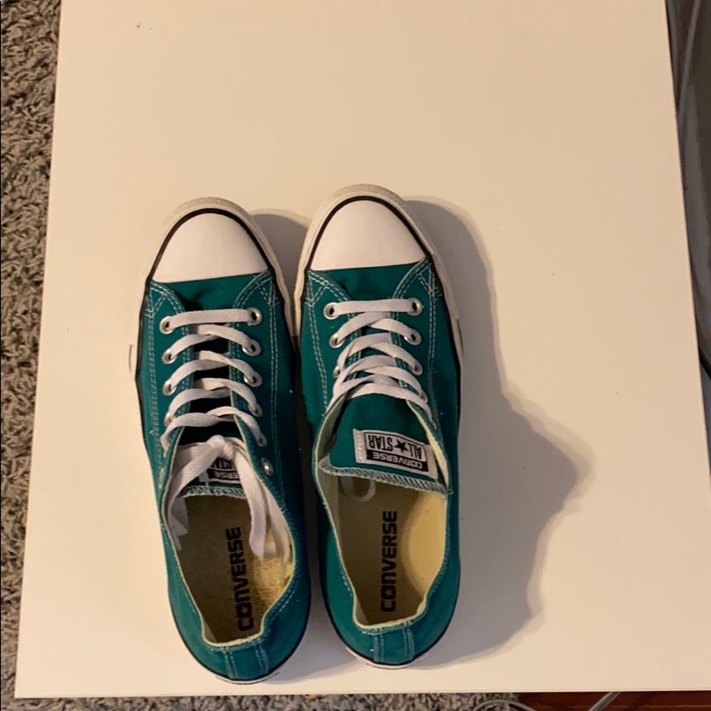 Tennis shoes